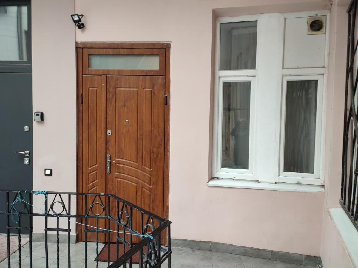 Апартаменти Трехкімнатні В Самому Центрі Для 6-Х Lviv Kültér fotó