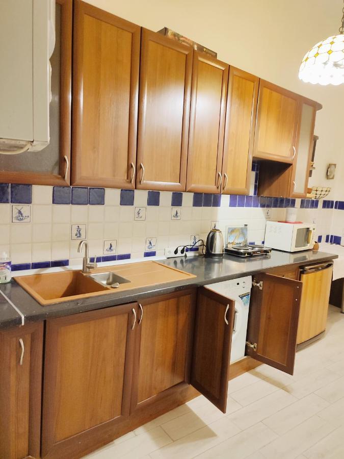 Апартаменти Трехкімнатні В Самому Центрі Для 6-Х Lviv Kültér fotó