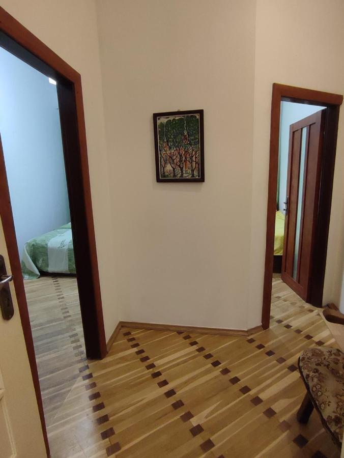 Апартаменти Трехкімнатні В Самому Центрі Для 6-Х Lviv Kültér fotó