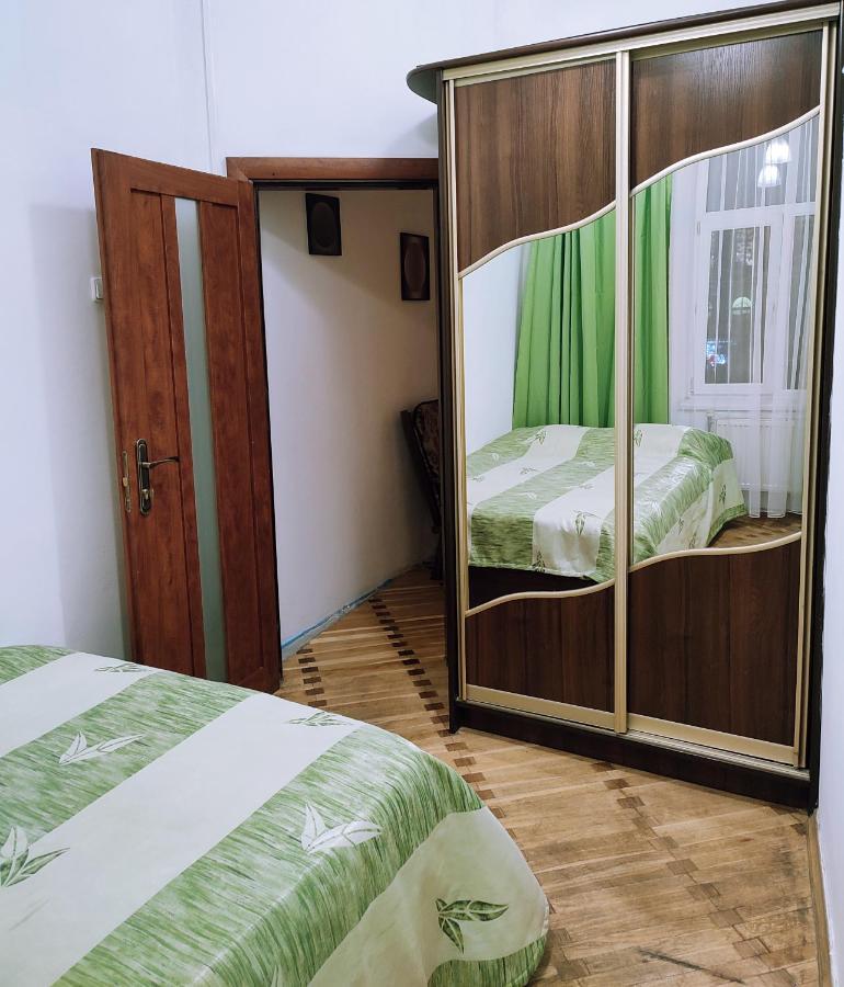 Апартаменти Трехкімнатні В Самому Центрі Для 6-Х Lviv Kültér fotó