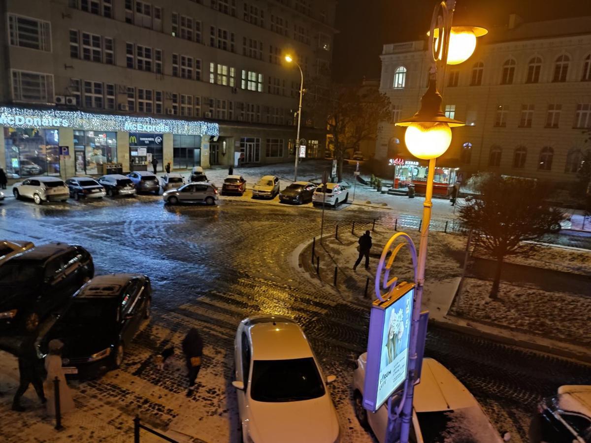 Апартаменти Трехкімнатні В Самому Центрі Для 6-Х Lviv Kültér fotó